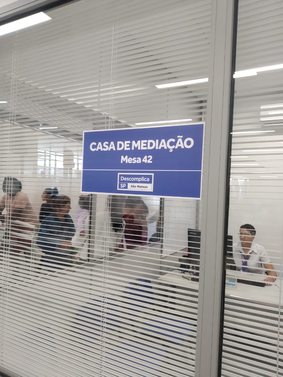 Sala de vidro com uma placa à frente 